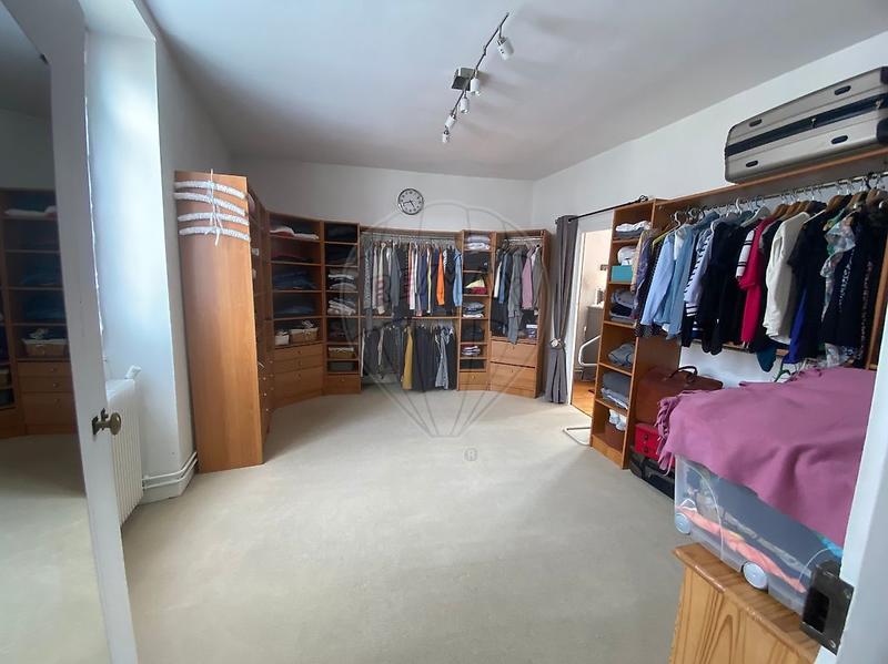 Maison - 239 m² - 7 pièces