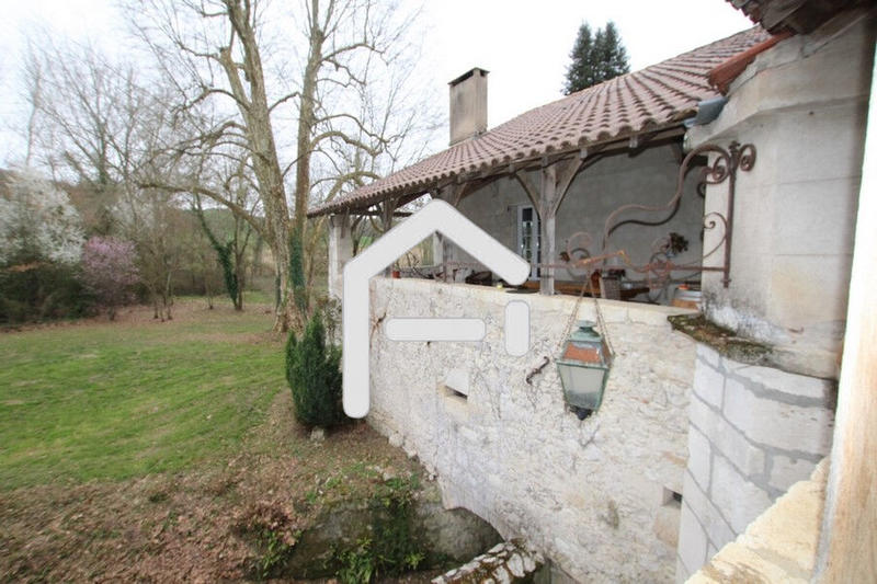 Maison - 943 m² - 24 pièces