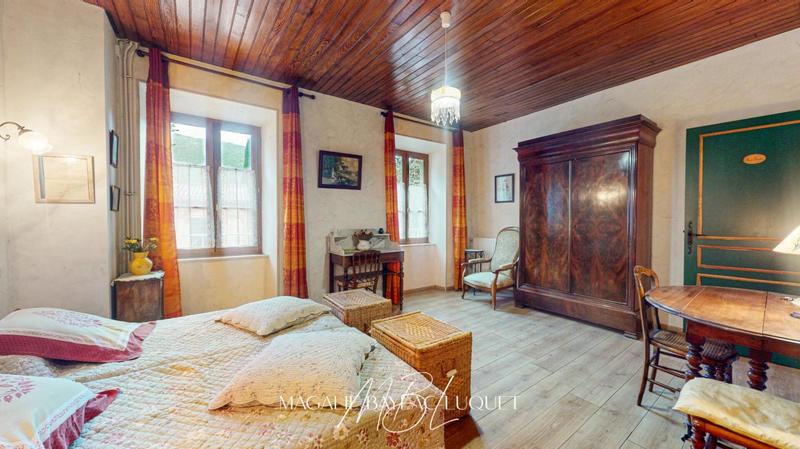 Maison - 216 m² - 10 pièces