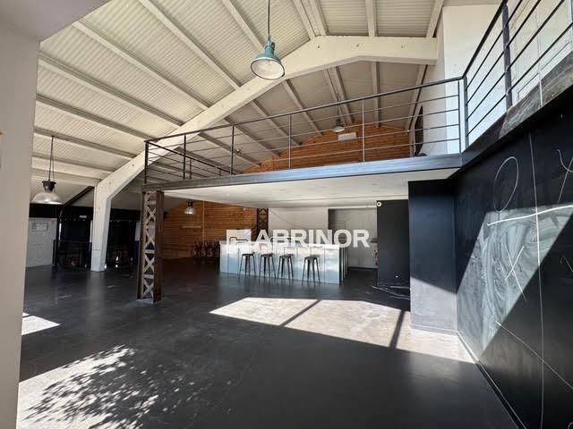 Services - 220 m² - 4 pièces