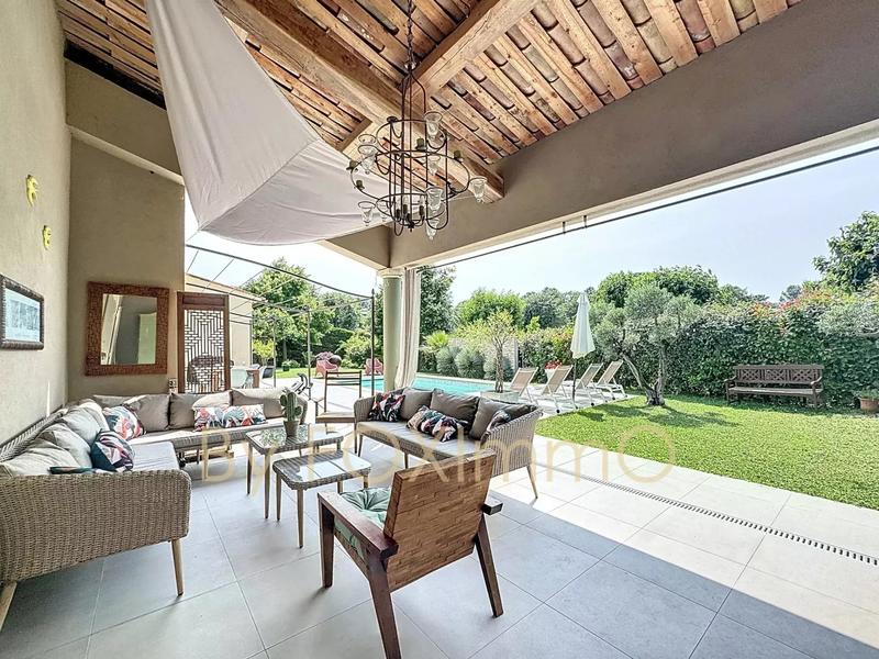 Maison - 230 m² - 6 pièces