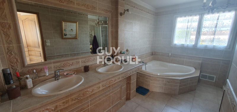 Maison - 220 m² - 7 pièces