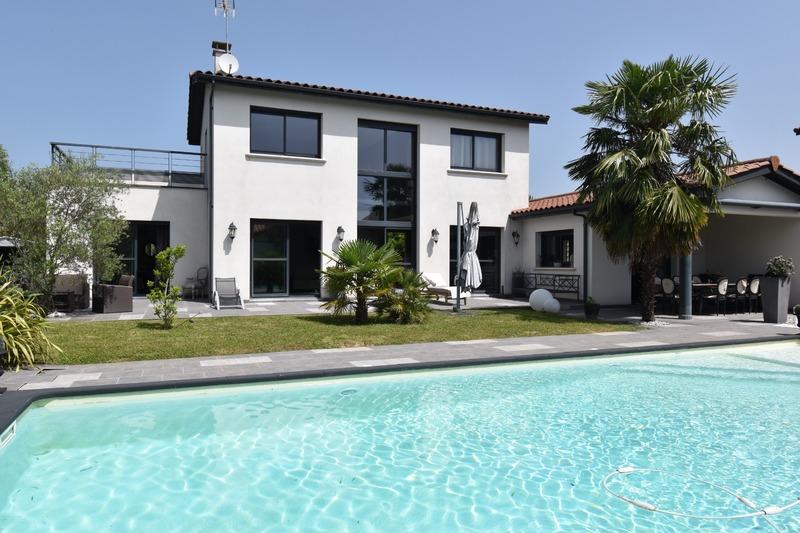 Maison - 210 m² - 7 pièces