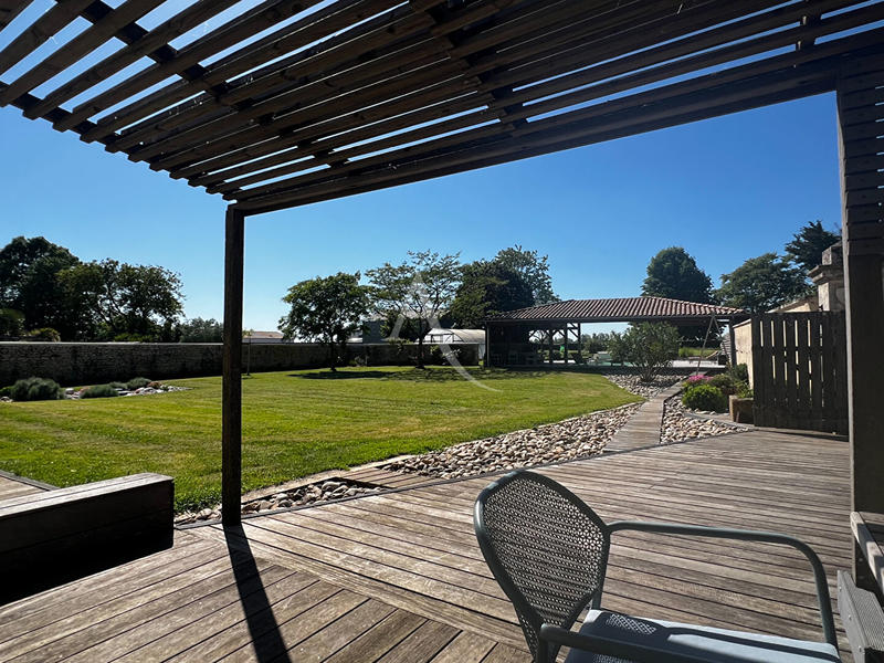 Maison - 330 m² - 8 pièces