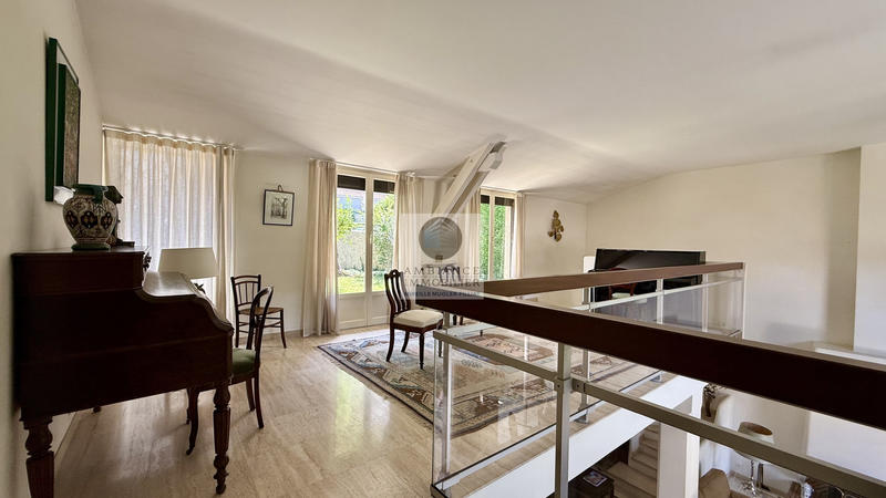 Maison - 220 m² - 8 pièces