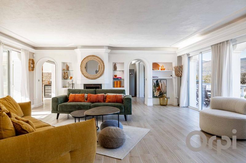 Villa - 300 m² - 8 pièces