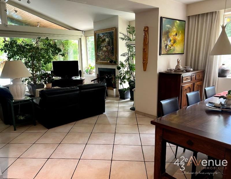 Propriété - 241 m² - 10 pièces