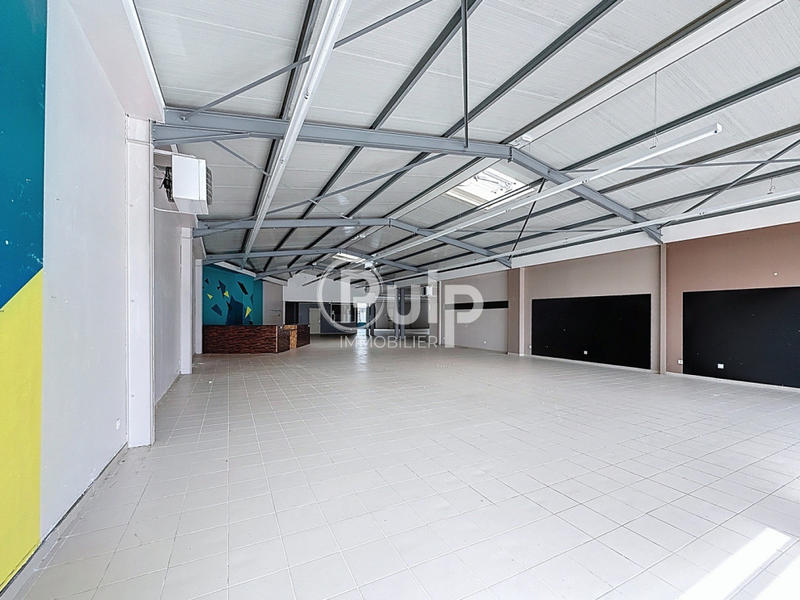 Local commercial - 836 m² - 3 pièces