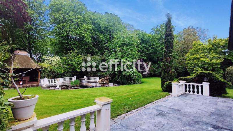 Propriété - 255 m² - 10 pièces