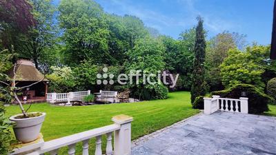 Propriété - 255 m² - 10 pièces