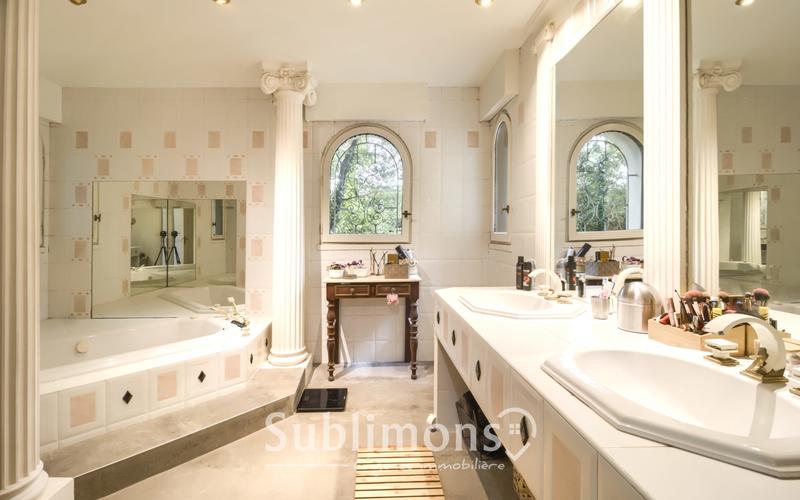 Maison - 305 m² - 6 pièces