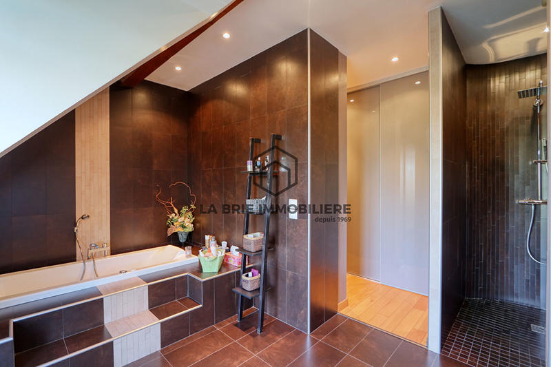 Maison - 313 m² - 7 pièces