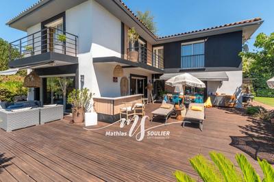 Maison - 300 m² - 8 pièces