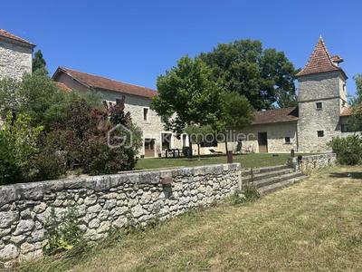 Propriété - 885 m² - 22 pièces