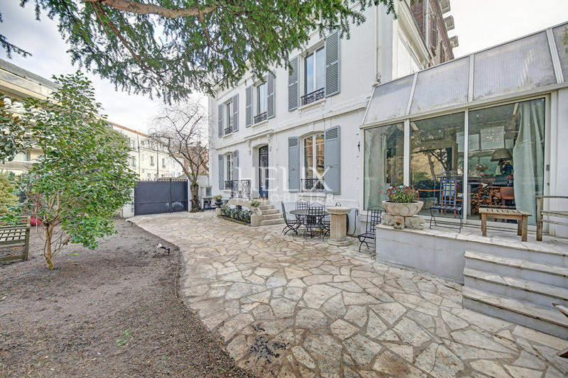 Maison - 250 m² - 9 pièces