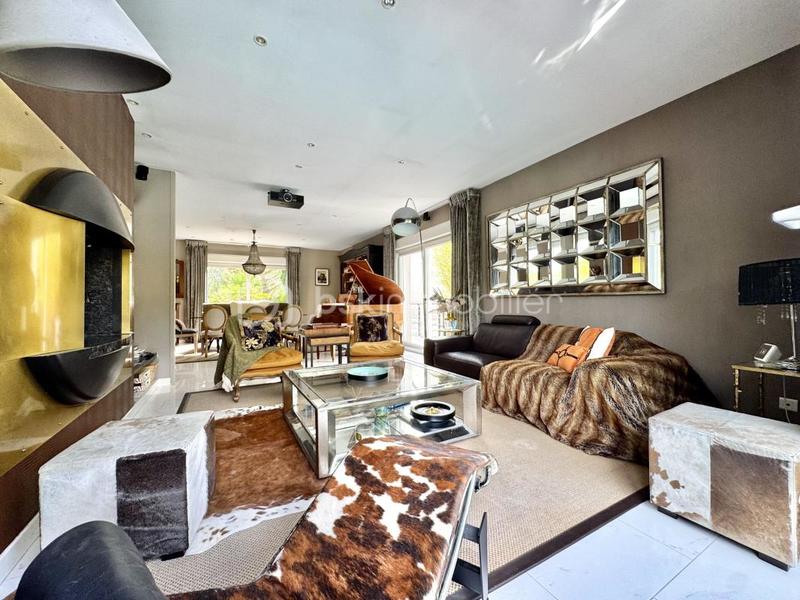 Maison - 250 m² - 8 pièces