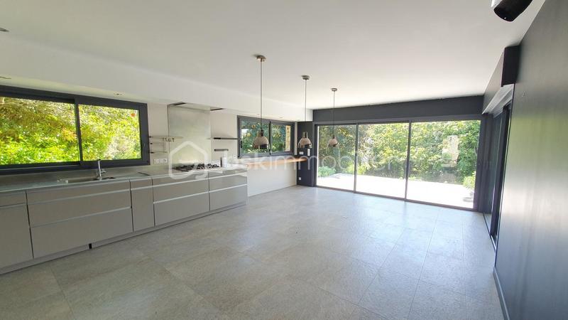 Maison - 210 m² - 10 pièces