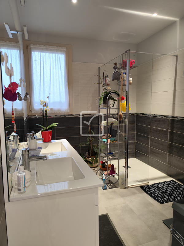 Maison - 167 m² - 8 pièces