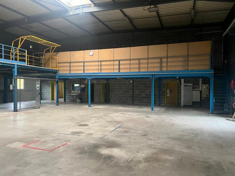 Entrepôt - 1 900 m²