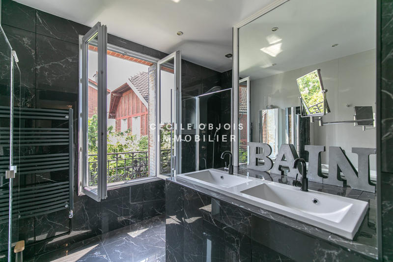 Maison - 224 m² - 10 pièces