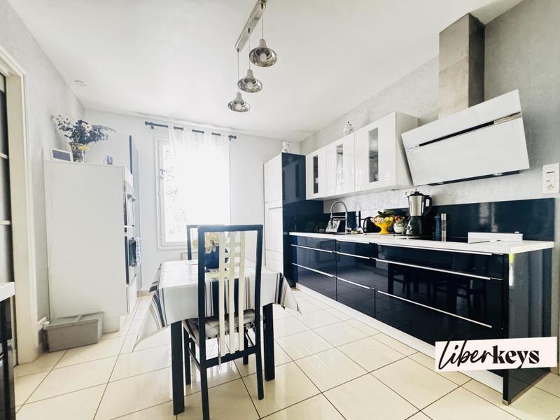 Maison - 227 m² - 8 pièces