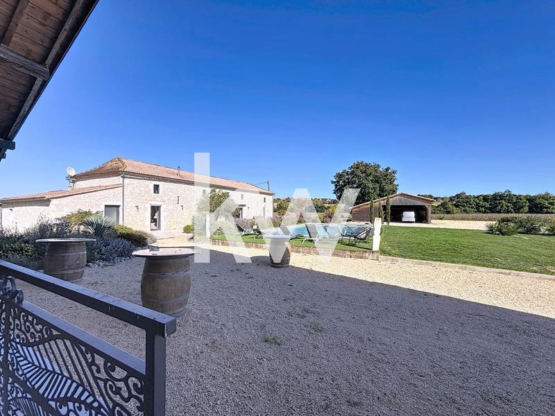 Maison - 956 m² - 10 pièces