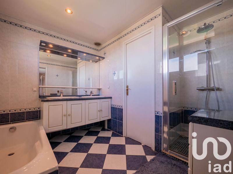 Maison - 300 m² - 13 pièces