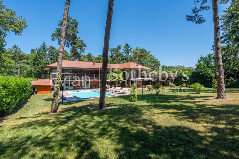 Maison - 448 m² - 9 pièces