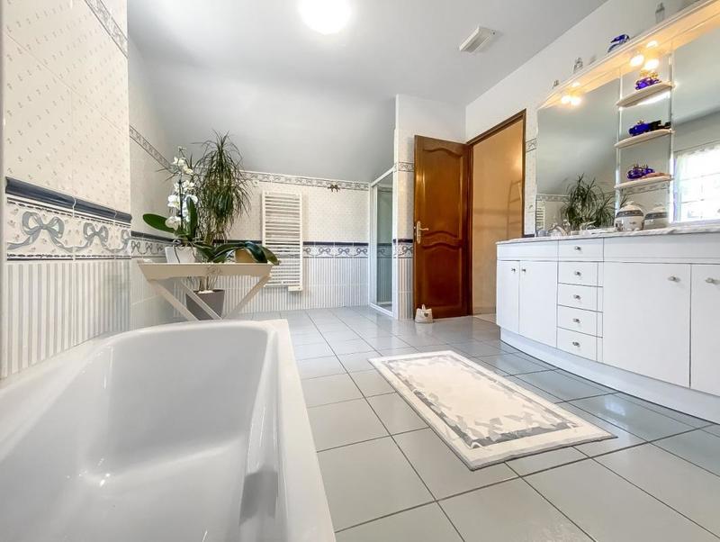 Maison - 223 m² - 9 pièces