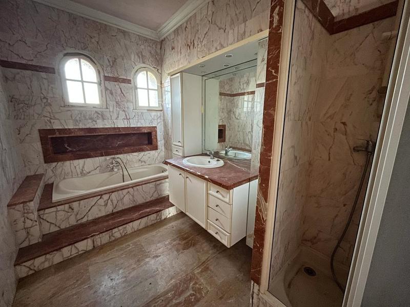 Propriété - 261 m² - 6 pièces