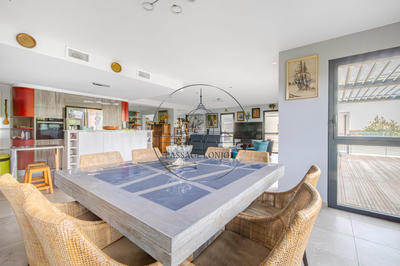 Villa - 256 m² - 8 pièces