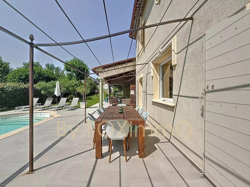 Maison - 230 m² - 6 pièces