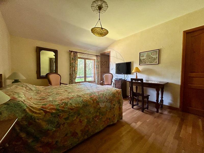 Hôtellerie / Restauration - 1 300 m² - 17 pièces