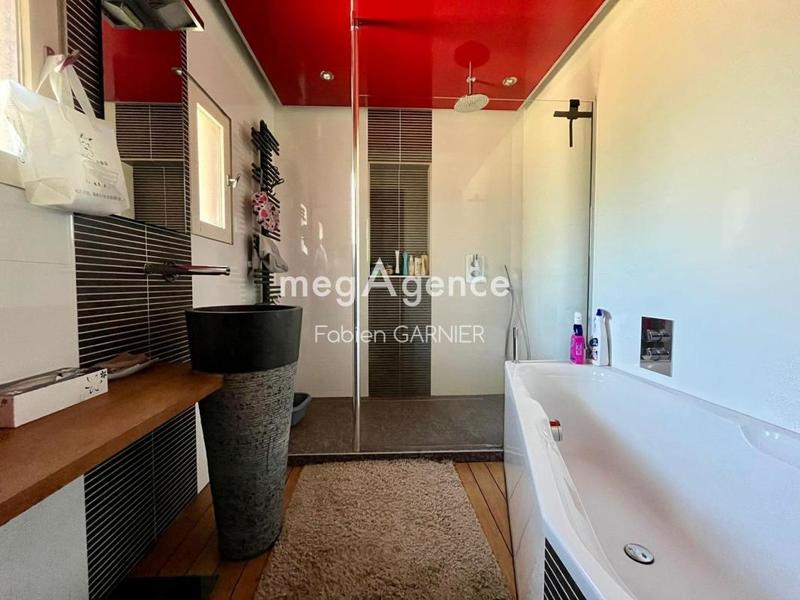 Maison - 182 m² - 9 pièces