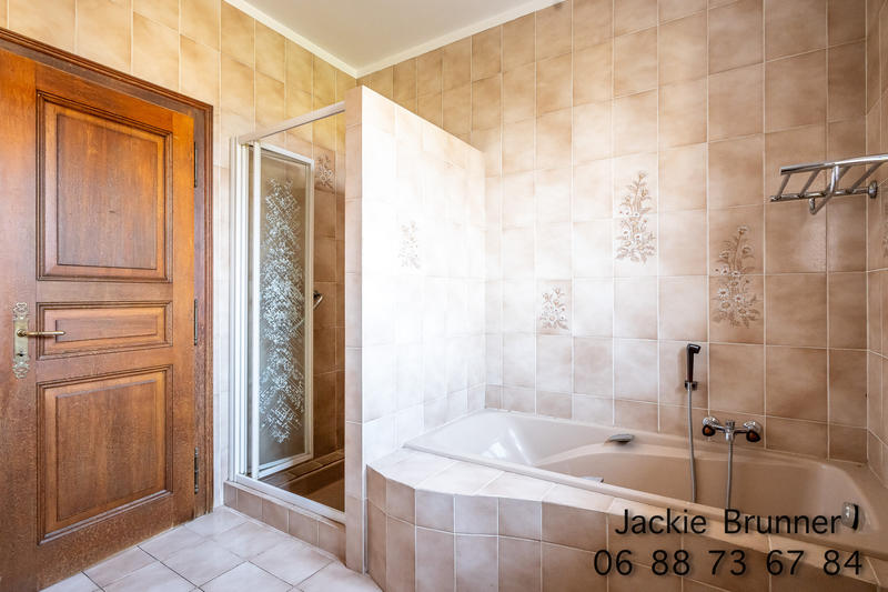 Maison - 220 m² - 6 pièces