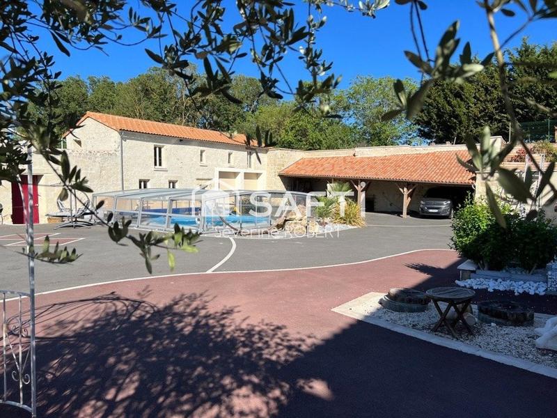 Maison - 241 m² - 7 pièces