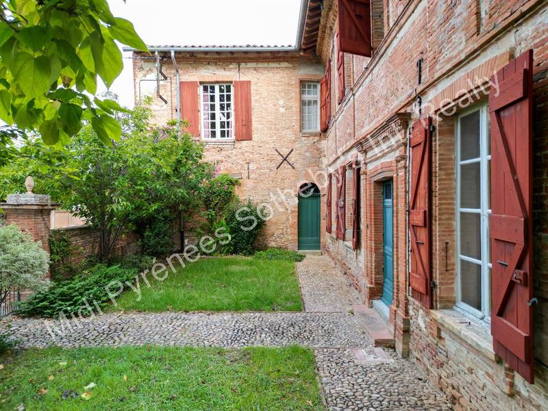 Maison - 580 m² - 16 pièces