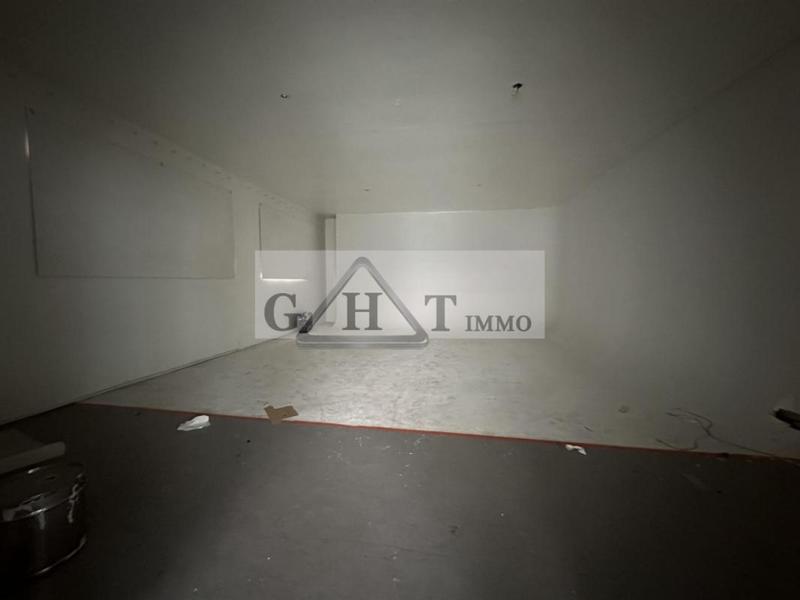 Entrepôt - 2 140 m²