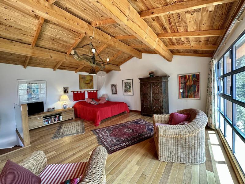 Maison - 260 m² - 11 pièces