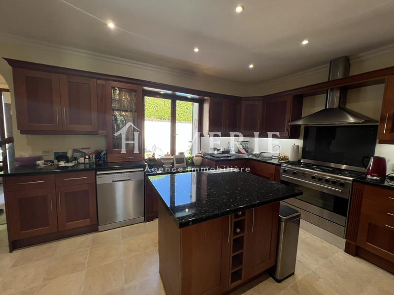 Maison - 213 m² - 9 pièces