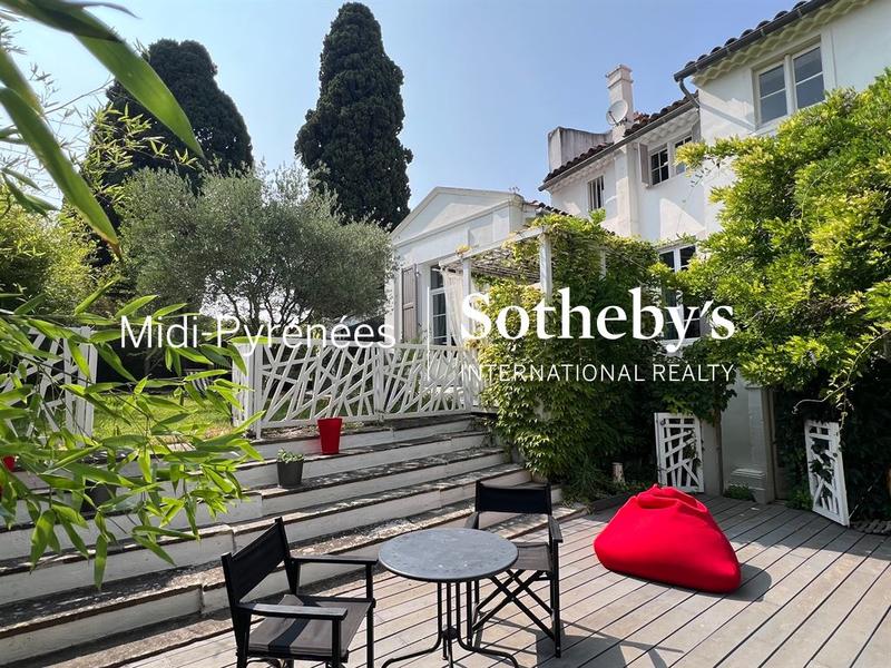 Maison - 465 m² - 10 pièces