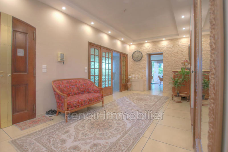 Propriété - 650 m²