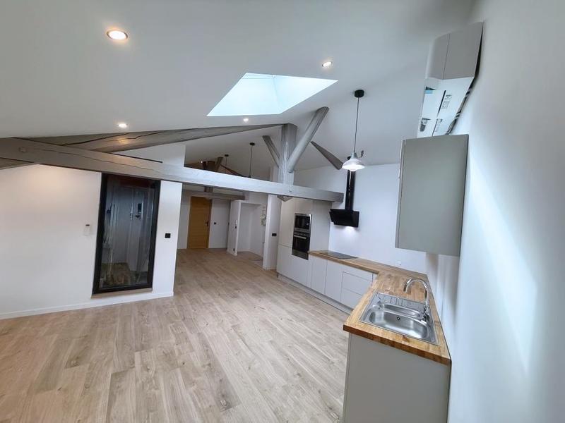 Appartement - 85 m² - 5 pièces