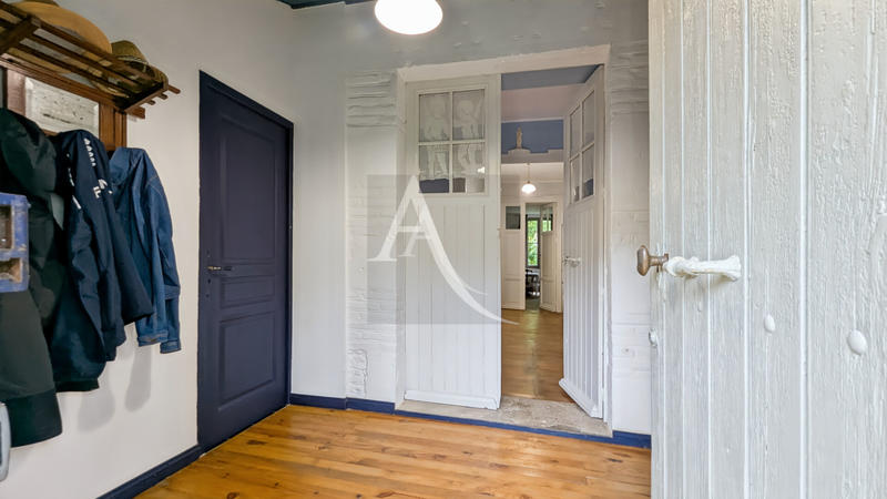 Maison - 260 m² - 10 pièces