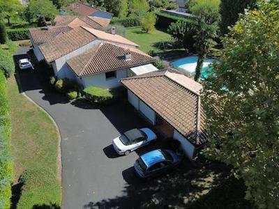 Maison - 227 m² - 6 pièces