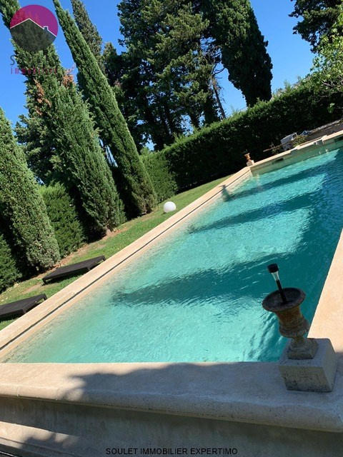 Propriété - 390 m² - 9 pièces