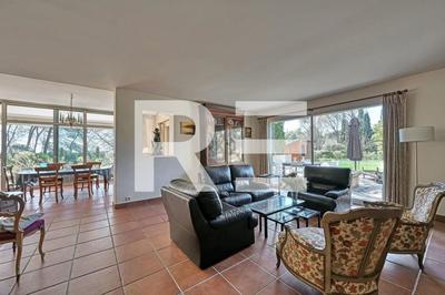 Maison - 285 m² - 8 pièces