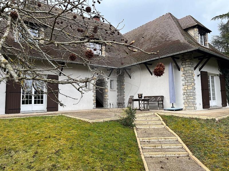 Maison - 233 m² - 8 pièces