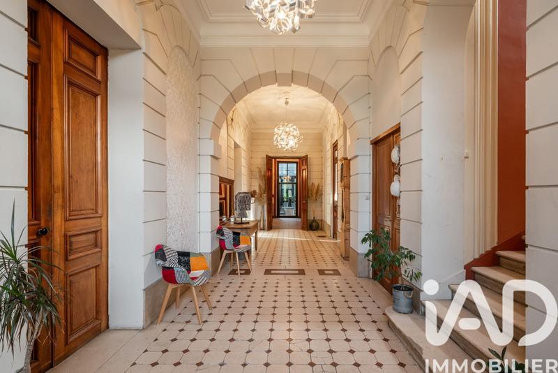 Maison - 980 m² - 35 pièces