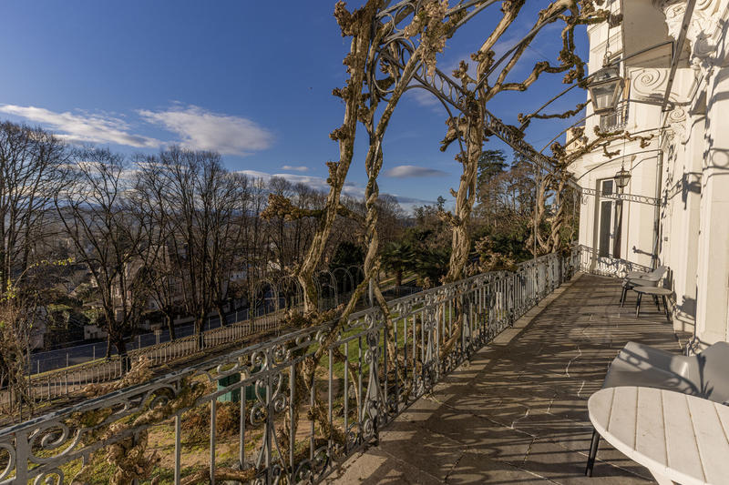 Propriété - 900 m² - 15 pièces